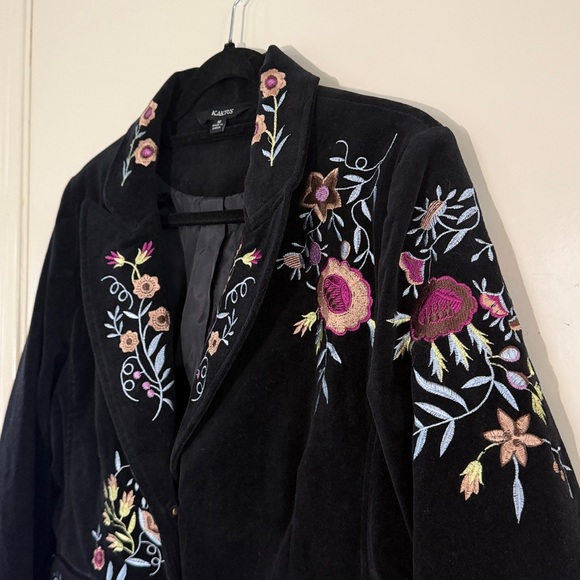 Kaktus Women’s Velvet Floral Embroidered Blazer - Picture 5 of 10